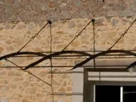 Eine hängende schmiedeeiserne Pergola