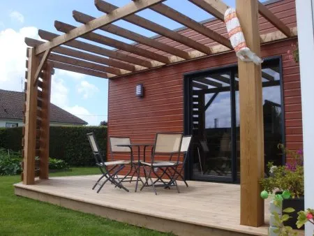 Die an die Wand gelehnten Pergolen