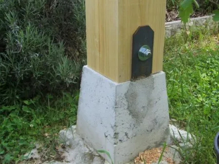 Die Fundamente und Unterstützungen für Pergola