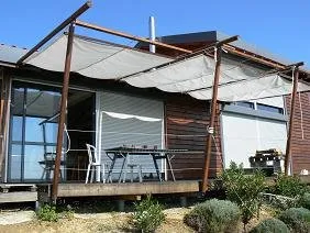 Eine Pergola mit hausgemachtem Seilspann-Sonnensegel