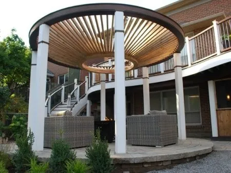 Die freiförmige oder kombinierte Pergola