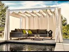 Die Jalousien und Vorhänge