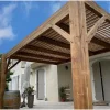 Bioklimatische Pergola im zeitgenössischen Stil: Mechanismen SUNDIY XL in der Farbe RAL 7006 und Lamellen aus Douglasienholz