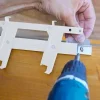Einfache und praktische Befestigung mit Clips für SUNDIY 20 mm Aluminiummechanismen in der Farbe RAL 9010